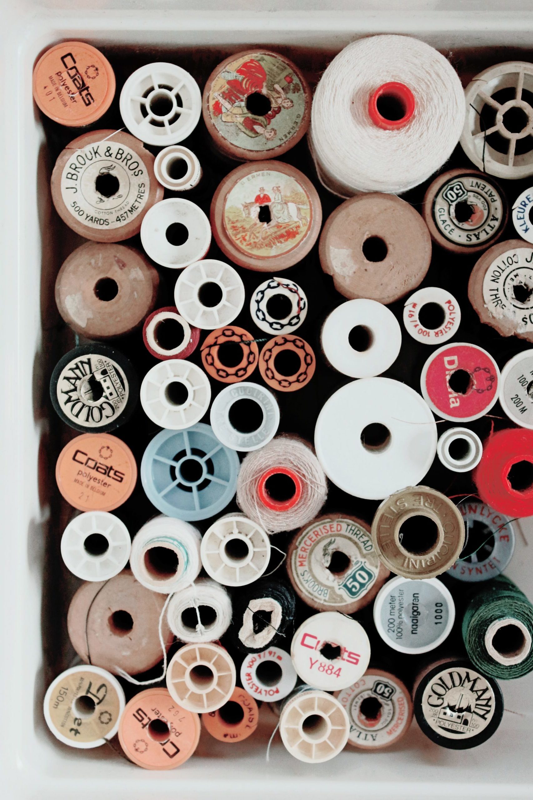 fleur-5obYWU5UXdI-unsplash Bobines de fils pour coudre ses patrons de couture