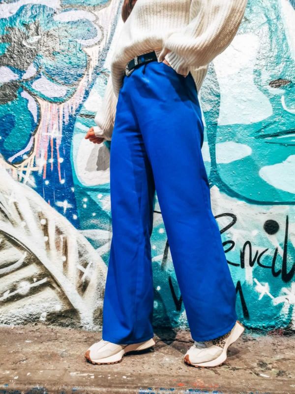 Patron du pantalon fluide style tailleur à taille élastiquée Joey, cousu en bleu roi