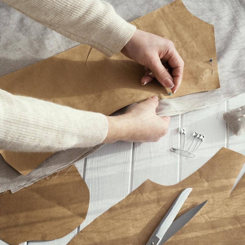 comment-choisir-patron-couture-debutante Une personne coud son premier patron grâce au guide complet sur comment choisir un patron de couture débutants.
